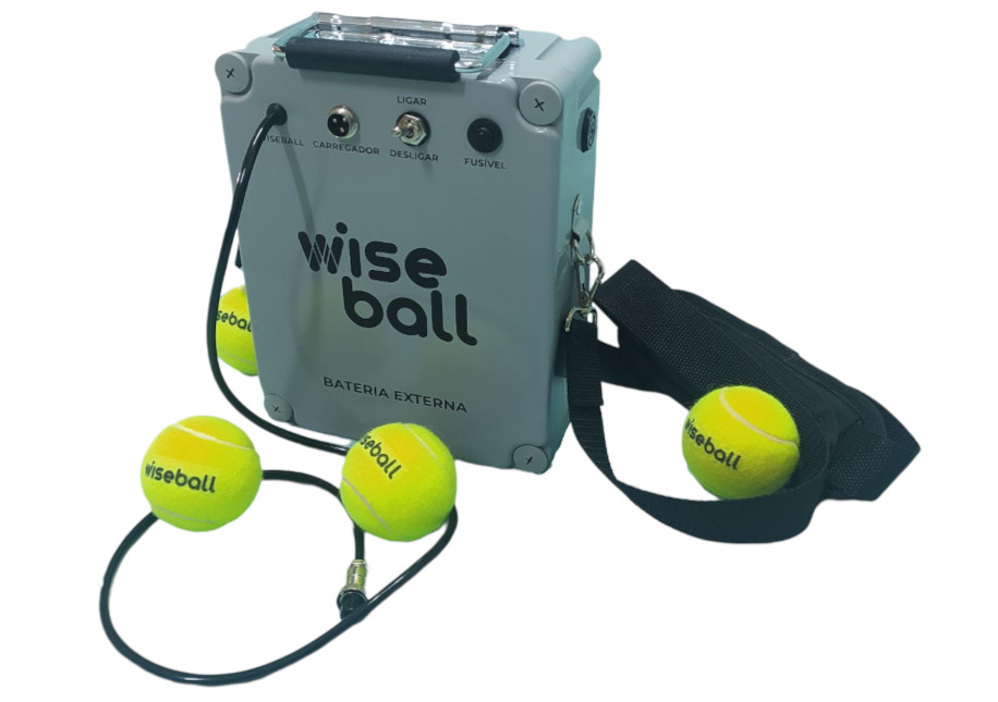 Tenha uma bateria extra de energia para levar junto com sua Wiseball para qualquer quadra.



Características:

- Utilize o carregador de bateria de sua Wiseball para carregar esta bateria;

- Alça de transporte almofadada para um maior conforto n - image cache catalog products bateria externa bateria externa 01 916x645.jpg